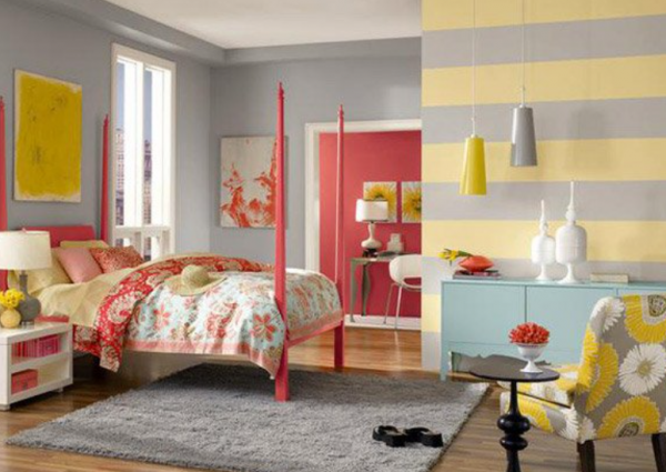 Aksen dinding bergaris-garis berwarna soft